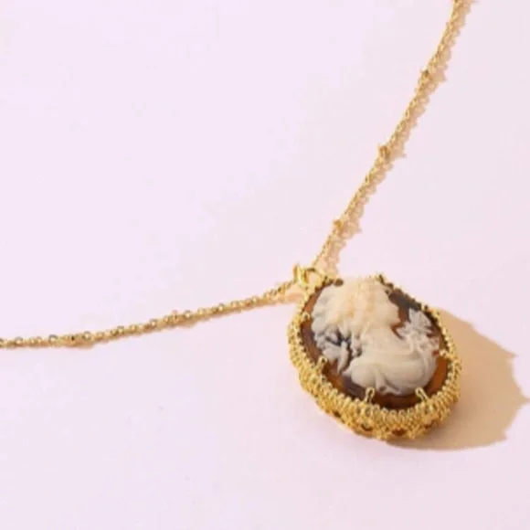Gold Cameo Pendant Necklace - Picture 4 of 4